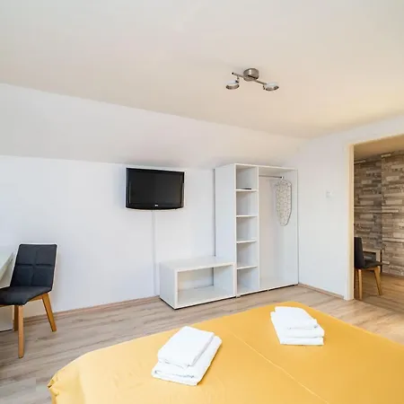 Magnolia Apartments, Apartament *
