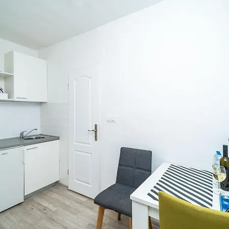 Magnolia Apartments, Apartment *