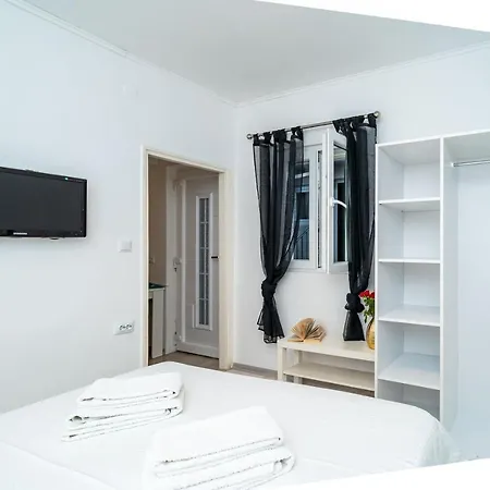 Magnolia Apartments, *