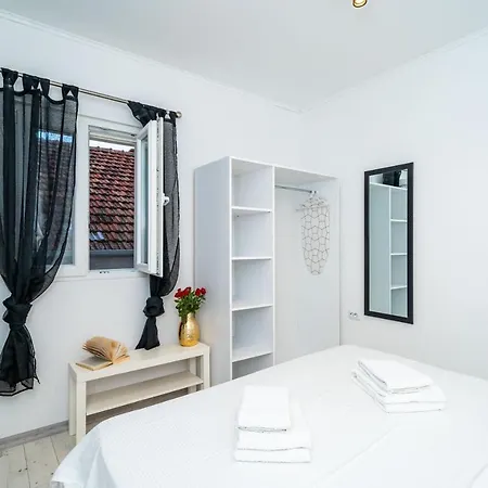 Magnolia Apartments,