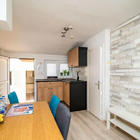 Magnolia Apartments, Apartment *